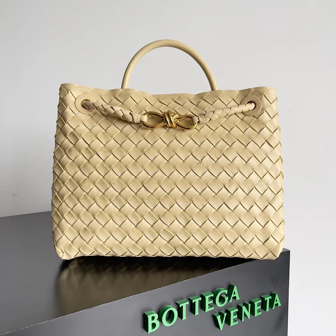 The 2023 new Andiamo batch of 2260 BV has been shipped‼ ️Really popular🔥The new Andiamo woven handbag launched by Bottega Veneta this season is really popular all over the world! ! Celebrities at home and abroad have worn it, and Oscar-winning actress Michelle Yeoh has taken it out on the street. Song Jia, Trai Yara, Yu Feihong, Sanji Ayaka, Rosie Hunting-Whiteley, Yoshioka Riho, etc. have all picked up this bag. It is classic and versatile, showing off its temperament, and the bag capacity is also large, which is very convenient for daily commuting! ! A variety of carrying methods, the shoulder straps can be adjusted by yourself, the original lambskin feels soft and delicate, and the unisex style breaks the gender boundaries and brings a more practical and long-lasting use experience. Andiamo, which has both elegant and casual styles, perfectly interprets the true appearance of "fashionable old money style". Style number: 743572 Size: 32*24*12